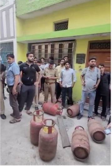 गाजियाबाद: सिलेंडर से भरा ई-रिक्शा दो बहनों पर पलटा, एक की मौत